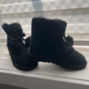 UGG Gita Suede Sheepskin Pom Pom Women's Short Boots- SZ 6- BLACK
